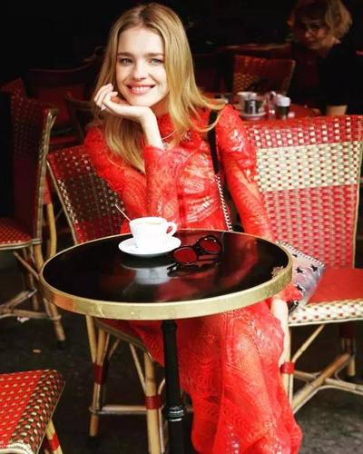 36岁的"水果娜"跑半马,登封面,还是5个孩子的妈,时尚帝国的"太子妃"