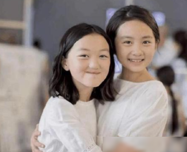 有一种"发育过猛"叫王菲女儿,13岁的李嫣穿包臀裙,少女身材很明显