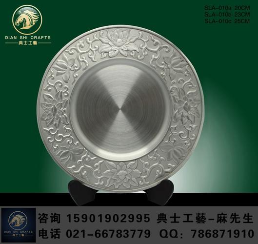 锡器用久以后,图案颜色会变暗,可将荷叶梗或荷叶煮水,擦拭清洗,即会