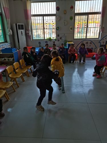 鱼丘湖街道中心幼儿园小五班室内游戏《揪尾巴》