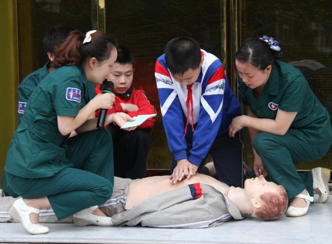 学生在学习心肺复苏抢救方法