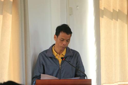 牙力村党支部书记王泽南上台述职