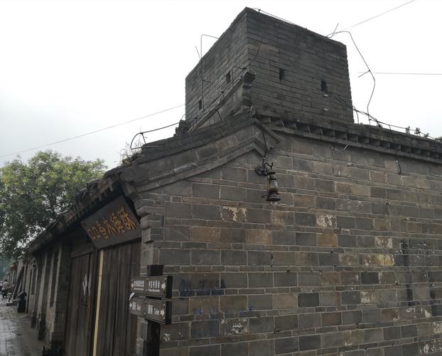屋顶上的制高点炮楼,敌人攻上来就钻地道消失掉.