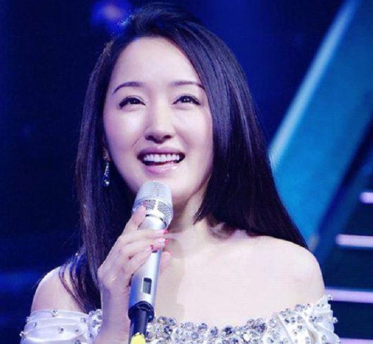 8位未婚的女歌手,各有苦衷,最大的69岁,最小的都能当"