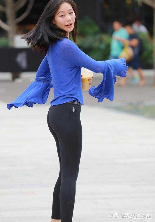 女生运动时,穿紧身裤外面还穿短裤吗?