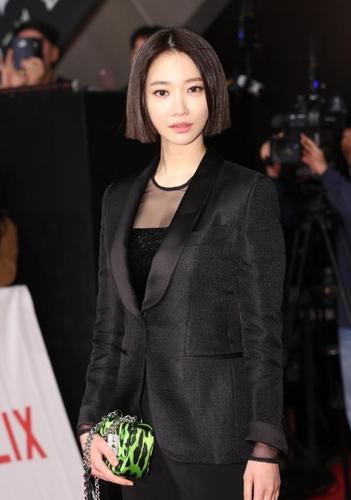 高俊熙又换新发型,齐肩短发搭配黑色西服套装 气场全开,美呆了