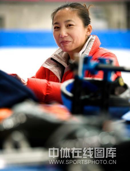 图文:中国短道速滑队拜年 主教练李琰微笑