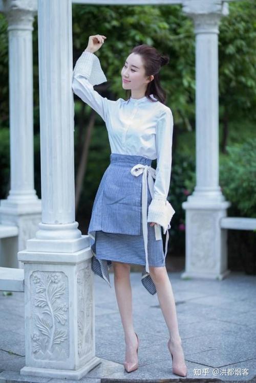 舒畅一身印花纱裙尽显温柔大方宛如人间仙子