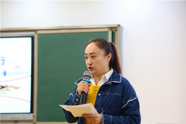 黄松龄老师发表感言周恩芝校长点评学校领导与参与演讲的老师合影留念