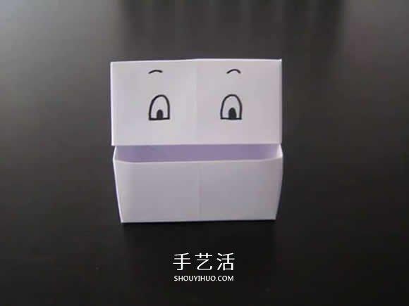 可以在纸盒表面画简单的图案.比如上图这样的蓝色线条就很不错.