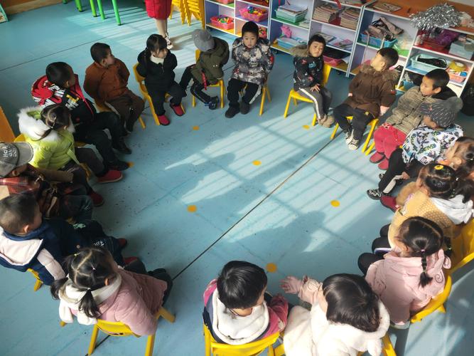 阳光贝贝幼稚园小班击鼓传花游戏开始啦