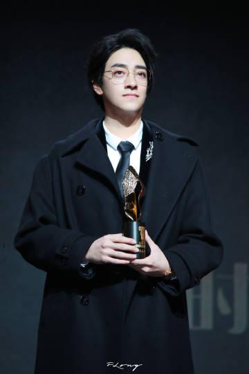 郑云龙超话#音乐剧演员郑云龙# 【抖落】 20191203  | cosmo时尚美丽