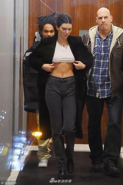 8 / 12 近日,nba快船队球星格里芬女友超模肯达尔-詹娜与友人约饭