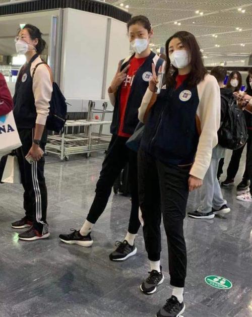 朱婷和姚迪背同款小飞象背包女排好姐妹坐飞机也形影不离