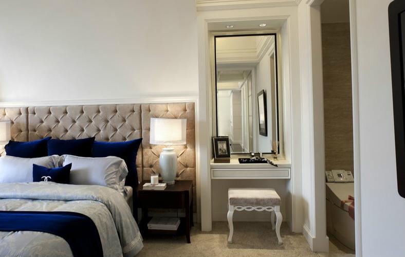 许多衣柜都自带镜子,这些衣柜最好不要正对床头,卧室窗户和卧室门