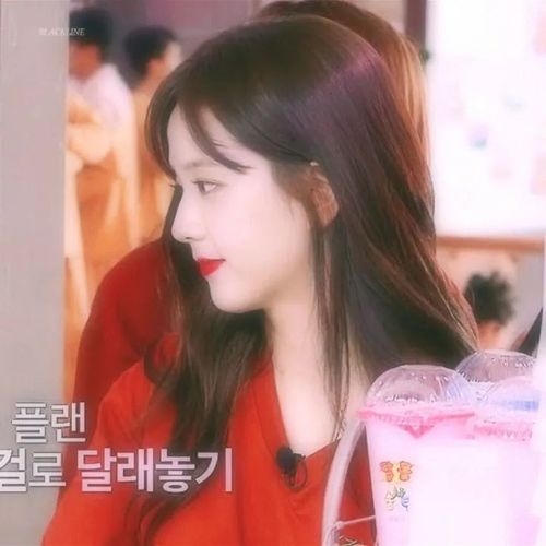 jisoo "10个耳洞好像是她唯一的叛逆"