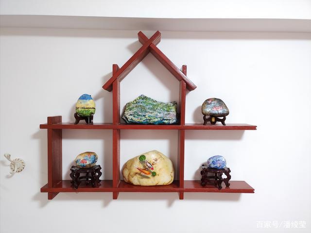 爸爸又帮我做了个架子来摆放我的油画石头