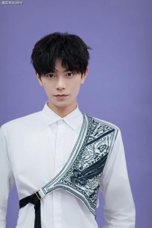 丁禹兮身穿法式印花白衬衣加上一头卷毛可爱