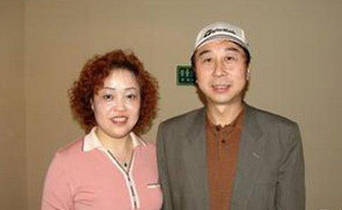 冯巩和妻子艾慧结婚,更是他的好福气,一辈子夫妻和睦,据说从未红过
