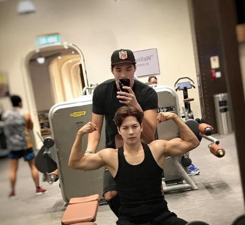 王嘉尔10天减掉9斤,自律的靓仔,饮食上有讲究,体重轻松掉