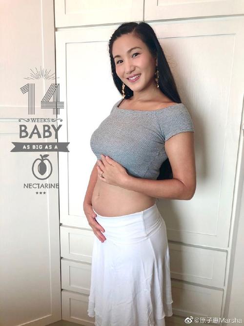 1999年港姐亚军郑佩佩女儿原子惠晒照宣布怀孕