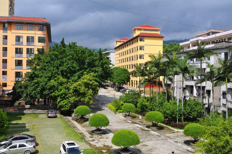 上林县城关中学