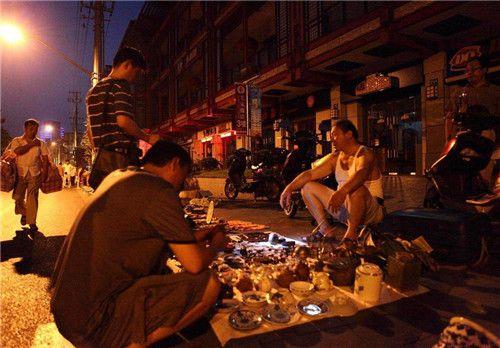 午夜12点才开市,却在太阳升起前收摊!南京"鬼市"到底卖啥的?