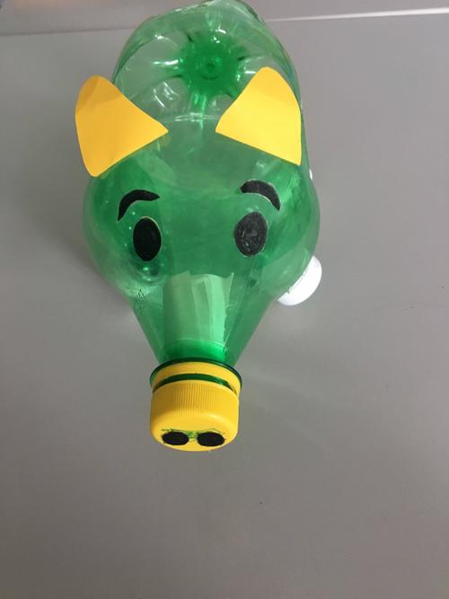迟禹霄用塑料瓶制作的小猪