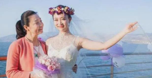 1986年,戴春荣正式与郝杰登记结婚.时隔一年,女儿郝洛钒出生.
