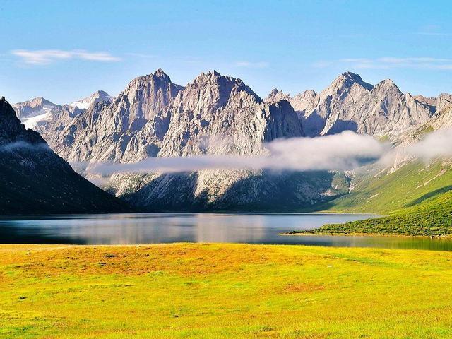年保玉则景区,位于久治县城西约50公里,色达方向