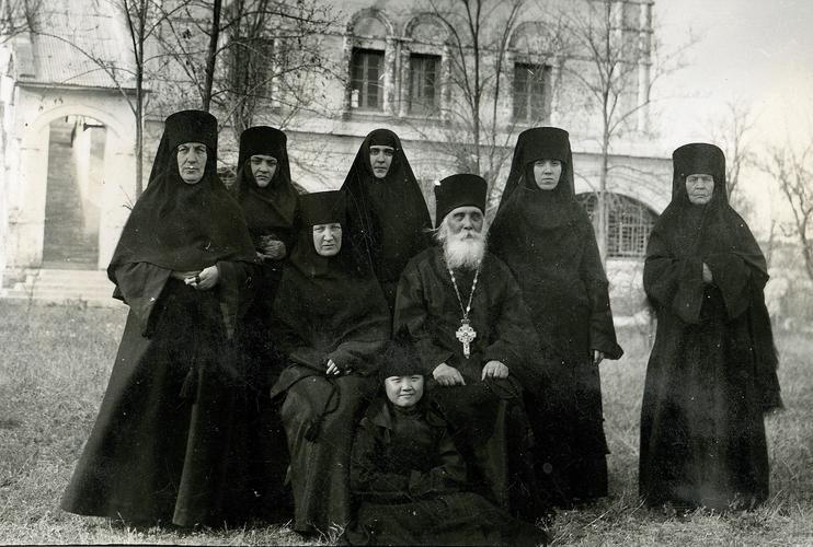 圣母帡幪女修道院的修女在教众致命教堂附近