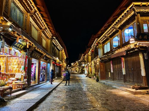 香格里拉独克宗古城月光古城的夜景,伯曼旅行带你香格里拉古城旅游漫