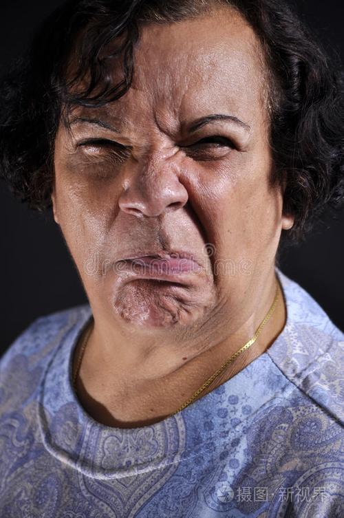 女人愁眉苦脸的头像嘴里叼着领带的男人这个人疯了疯子女人在白色背景