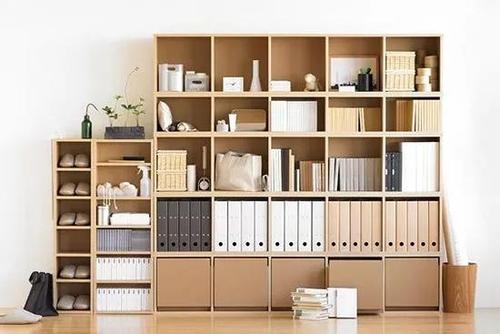 日式收纳方式主要为: 壁橱收纳法,悬挂式衣物收纳法,文件本子收纳法