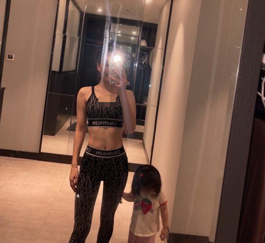 郭富城娇妻晒健身照穿粉吊带炫火辣身材素颜出镜面色红润