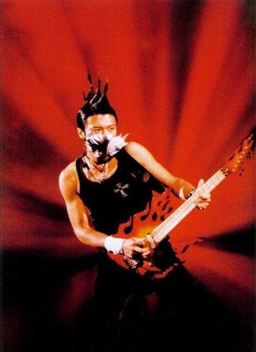 网易首页>网易号>正文申请入驻> 就是在这场演唱会上谢霆锋砸吉他踹