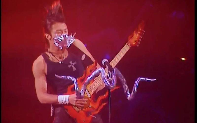 但很少人知道,那场演唱会上主办方要求谢霆锋假唱,他唱到一半就不想