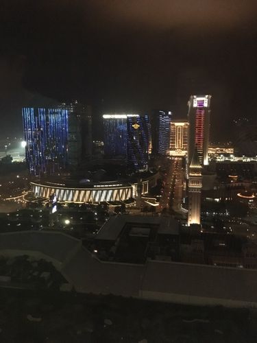 回到房间一看,窗外的夜景果然没让我失望