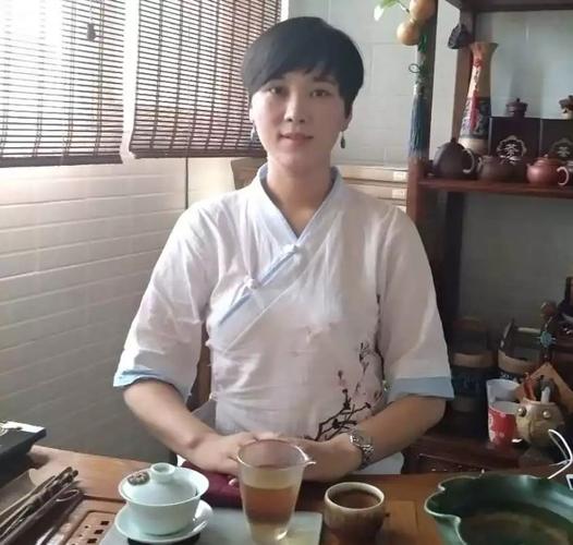 【朗读者】陪妈妈采茶,感恩母亲