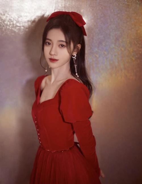 原创鞠婧祎一口面包咀嚼32次女明星的自律很严格