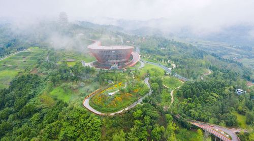成都龙泉山"城市之眼"美景如画 麓山小镇假装在国外