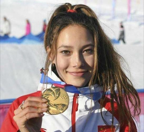 中美混血女孩谷爱凌9岁全美冠军16岁入中国籍3个月拿3金牌