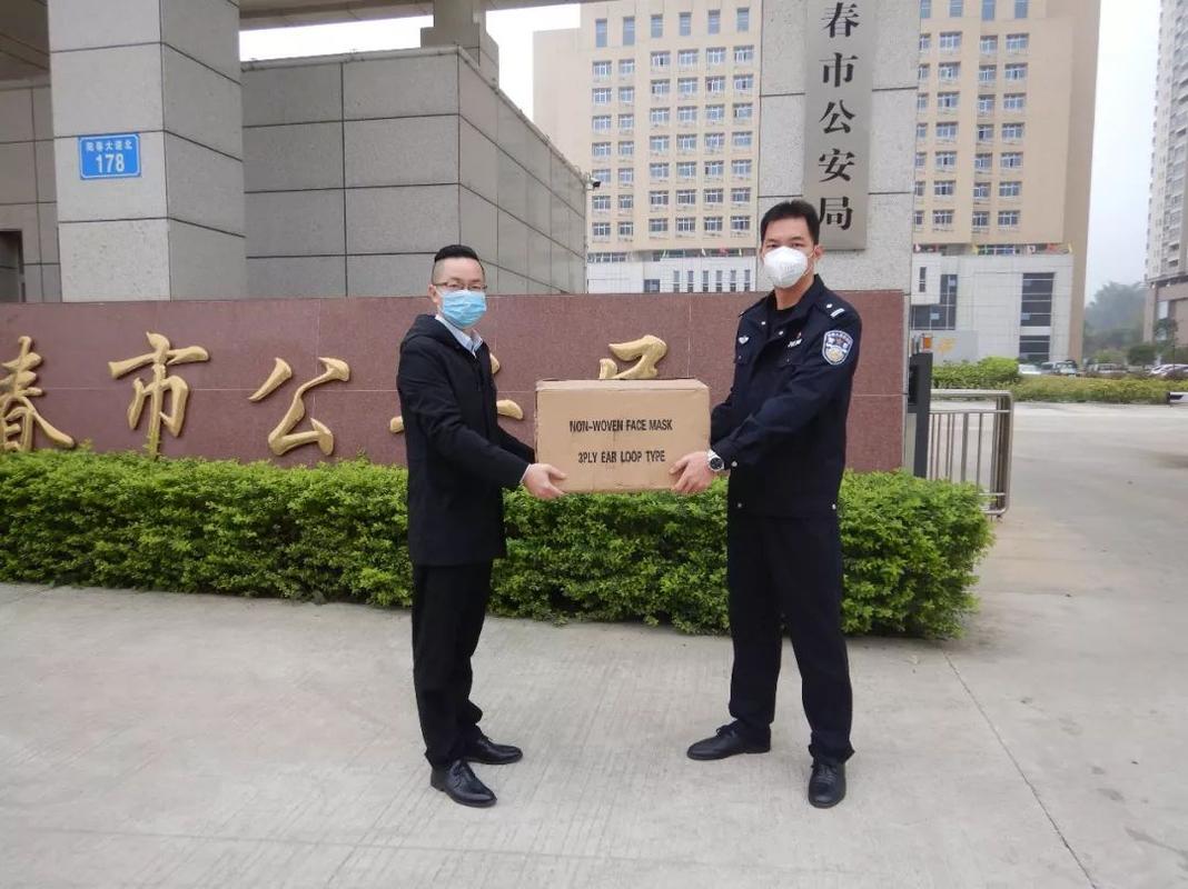阳春热心市民及商家送爱心助力公安战疫