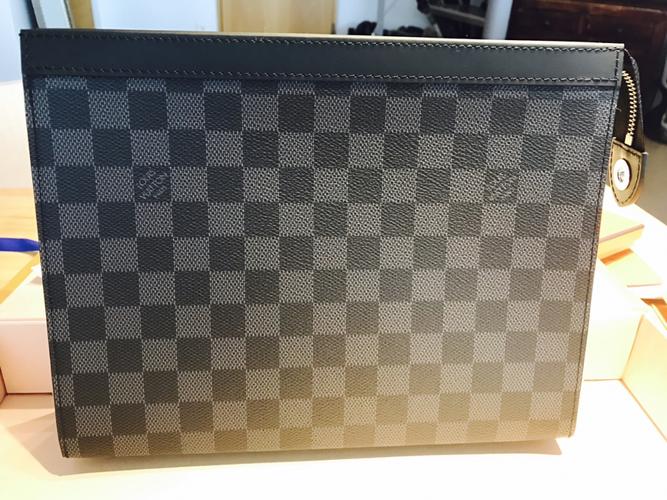 lv pochette voyage 黑色棋盘格手包_路易威登怎么样