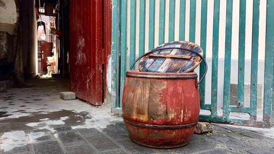 目前,上海还有一定数量的手拎马桶