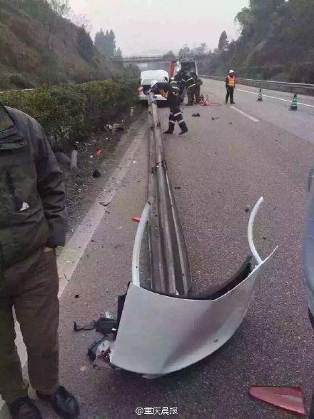 重庆现惨烈车祸 奥迪被高速防护栏刺穿
