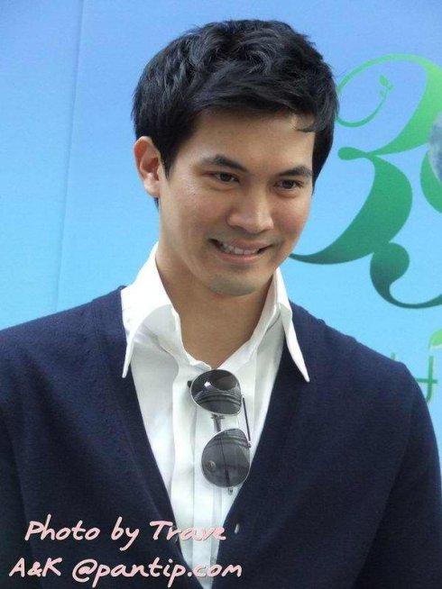 老婆是大他7岁的越南人,多年前noi在泰国是很红的明星当时比ken要红