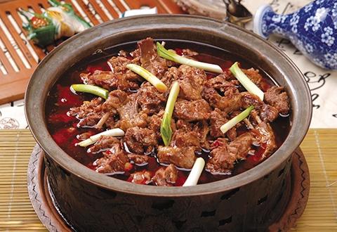 先熬煎2小时,然后将狗肉,大蒜及生姜放入,加水适量炖煮
