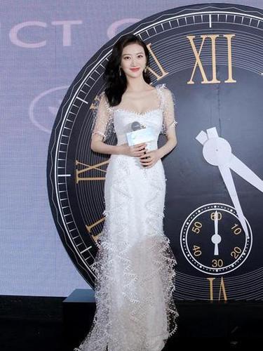 裸色有多高级?景甜薄纱拼接裸粉裙优雅大气,过了30岁就该这么穿