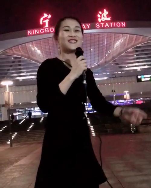徐州新姐爱唱歌,唱遍各个火车站,网友:你把火车站当舞台了